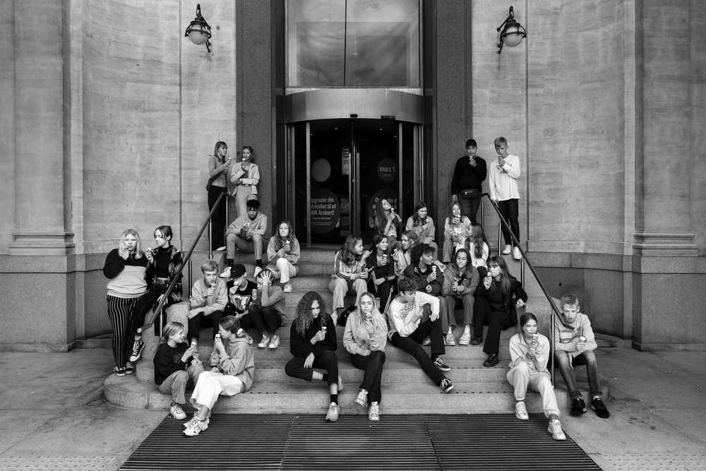 Teenagere spiser vaffelis